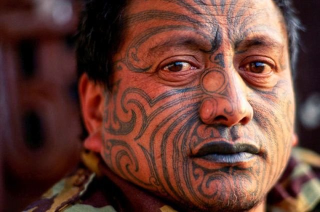 Il tatuaggio Maori sul viso è tipico dei guerrieri della popolazione polinesiana, e simbolo di appartenenza alla loro società