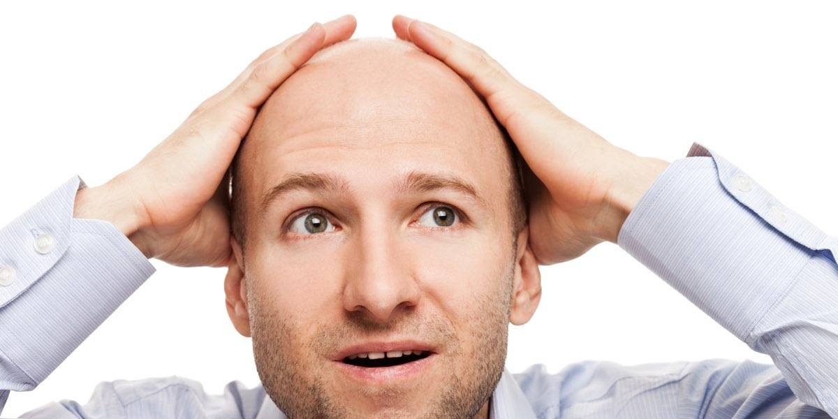 Non vi è una correlazione diretta ma il prurito può portare alla perdita dei capelli