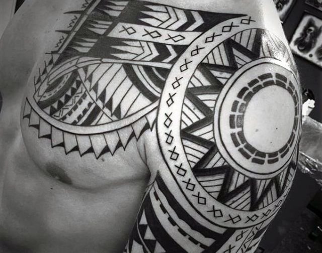 Il sole Maori (qui, sulla spalla), tra i più conosciuti della simbologia Maori, simbolo di energia e potenza
