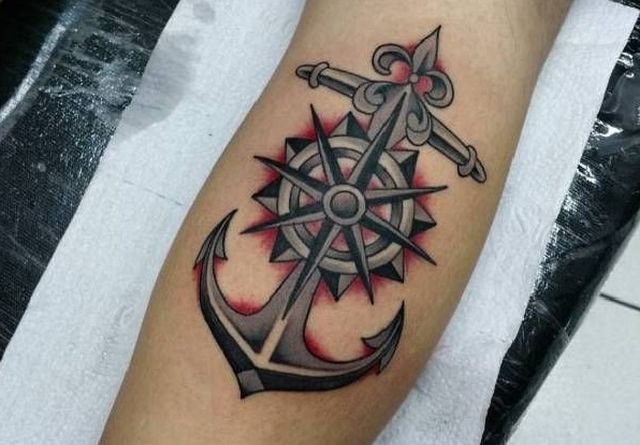 Rosa dei venti tattoo: a volte è combinato con il tatuaggio ancora, in base ai significati comuni e alla comune origine 'marinaresca'