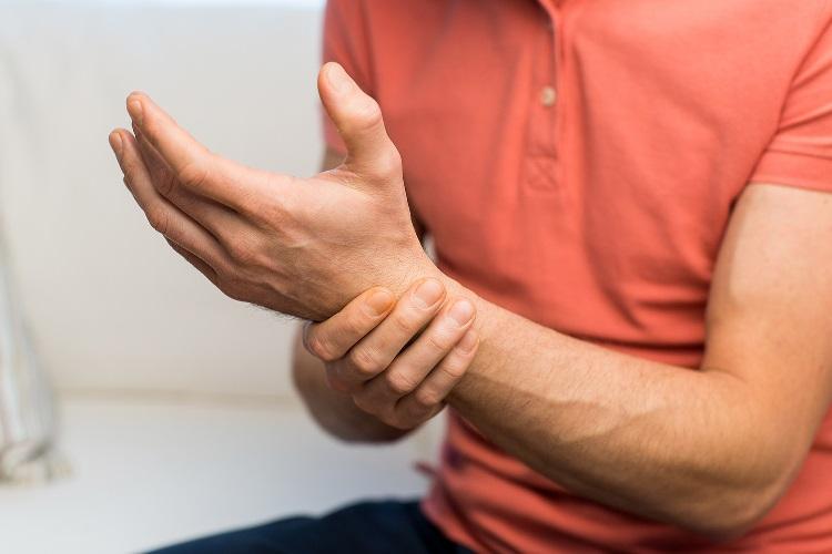 Formicolio alla mano sinistra: cause e cosa fare