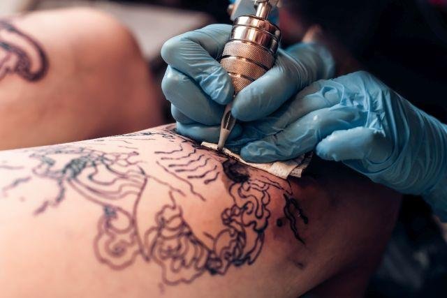 L'inchiostro utilizzato per il tatuaggio tradizionale, che è di tipo indelebile. Può essere rimosso solo tramite un intervento chirurgico