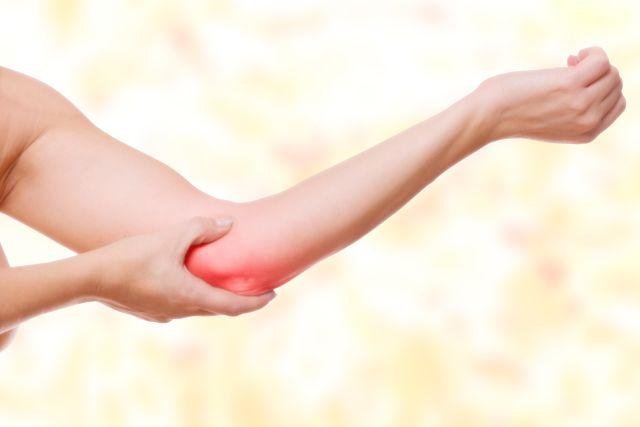 Formicolio braccio sinistro: una delle cause possibili è l'artrosi dell'arto in questione, o anche un semplice trauma al gomito, come ad esempio la patologia chiamata 'gomito del tennista'