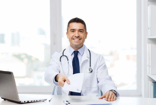 Oltre al certificato medico del vostro dottore di fiducia, ricordate che dovete procurarvene un altro anche dal medico abilitato, secondo l'articolo 119 del Codice della Strada