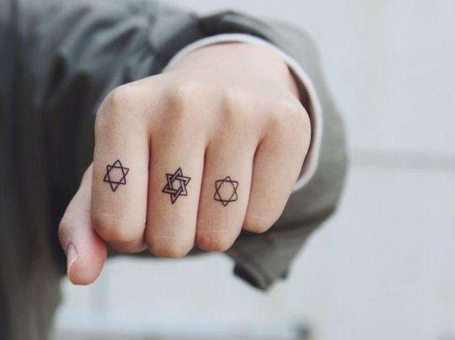 Tre semplici esempi di tatuaggio dell'esagramma, la stella a 6 punte simbolo di unione corporale e spirituale