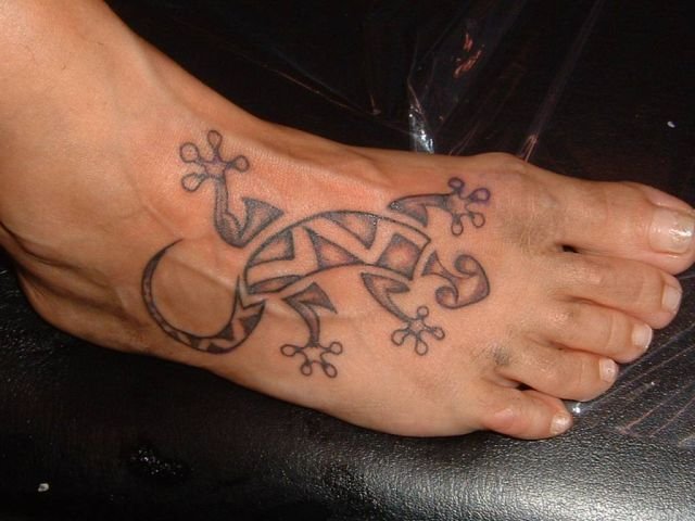 Il tatuaggio del geco è uno dei 'classici' tra i tatuaggi portafortuna. In foto, un esempio di geco tatuato sul piede in stile Maori, da cui ha origine questo tipo di disegno