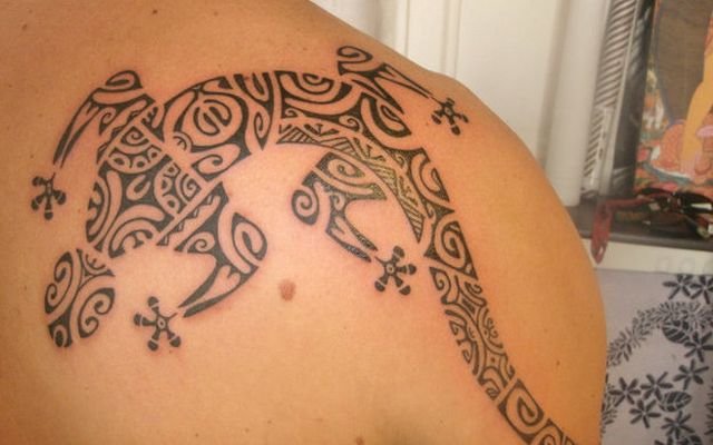 Il tatuaggio del geco, simbolo di fortuna nella cultura occidentale, mentre simboleggia il contatto tra mondo terreno e mondo degli dei in quella polinesiana