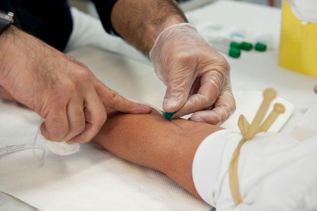 L'esame consiste in un semplice prelievo del sangue nella vena periferica del braccio, e va combinato con altri esami per valutare la sintomatologia in caso di valori alti