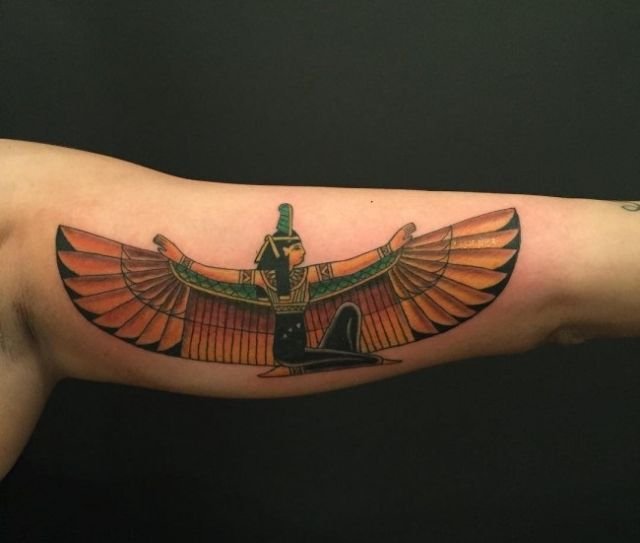 Lo scarabeo egizio, simbolo di rinascita e di forza, portato con fierezza dai più grandi faraoni egizi, tra i quali Tutankhamon