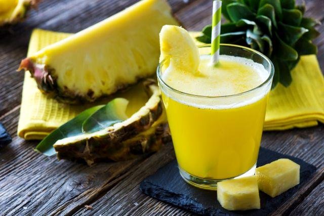 Uno dei migliori rimedi per sedare la tosse? Un bel bicchiere di succo d'ananas!