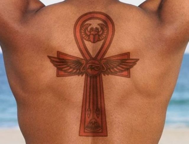 Anche se di solito è di piccole dimensioni, il tatuaggio Ankh fa la sua bella figura anche quando particolarmente grande ed elaborato nei dettagli
