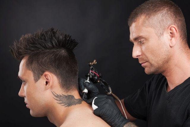 Uno dei tatuaggi meno costosi e meno dolorosi è il tatuaggio al collo