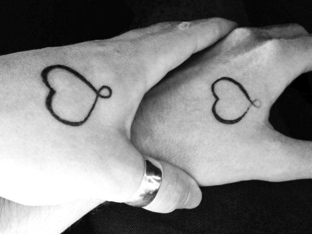 Una delle idee più in voga per degli amici (soprattutto uomo e donna) è quello di tatuarsi entrambi un piccolo cuore, magari sulla mano, come nella foto
