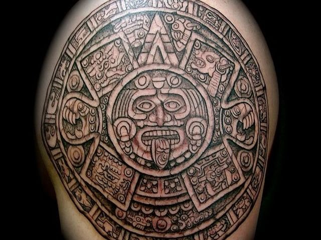 La riscoperta dei simboli dell'America precolombiana è un'altra delle caratteristiche dei tattoo chicani: ecco qui un tatuaggio che raffigura un simbolo Maya