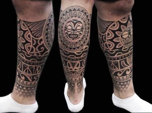 Il tatuaggio sul polpaccio con il sole Maori, uno dei principali simboli della cultura polinesiana e tra le scelte principali per un tatuaggio in questa zona anatomica