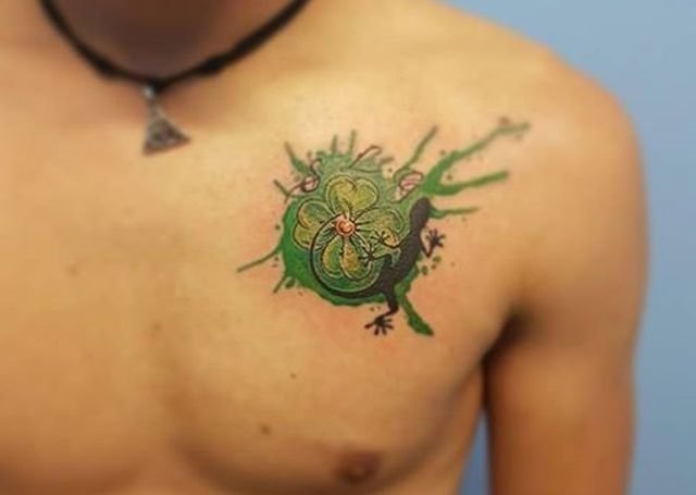 Quadrifoglio tattoo stilizzato e sul cuore: un fulgido esempio di tatuaggio portafortuna, sicuramente il più conosciuto nella cultura occidentale