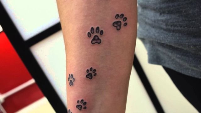 Il tatuaggio della zampa del cane è l'ideale per degli amici che trovano nella passione per gli animali il loro punto in comune