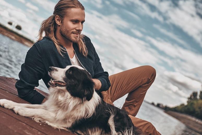 Tagli capelli lunghissimi scalati per uomo: idee alla moda