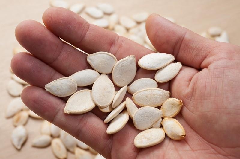 I semi di zucca, oltre ad essere ricchi di potassio, sono utili per le funzioni della prostata