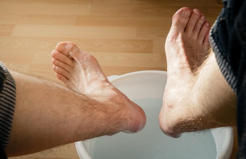 Un pediluvio caldo è un ottimo rimedio contro i crampi al piede