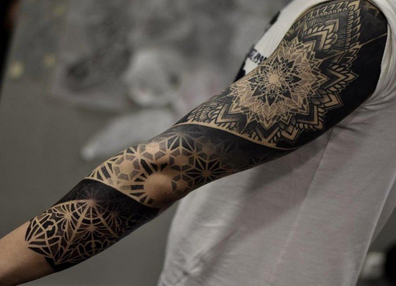 Esempio di tatuaggio mandala su braccio