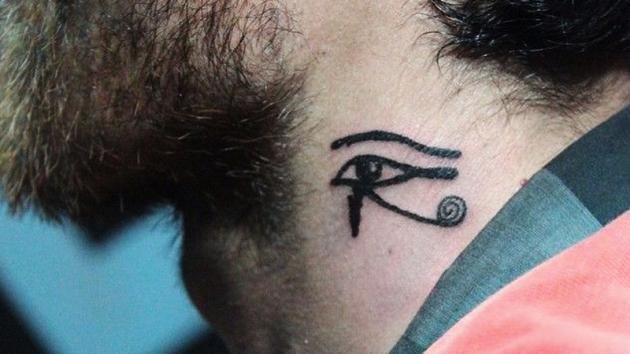 Occhio di Horus tatuato sul collo