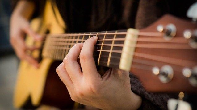 Perché suonare la chitarra può influire sulla salute fisica e mentale