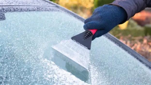 Come rimuovere il ghiaccio dai vetri dell’automobile