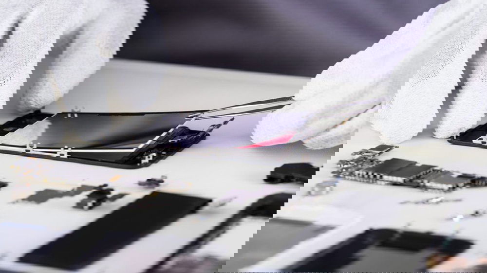 Come effettuare la riparazione del vetrino rotto di uno smartphone