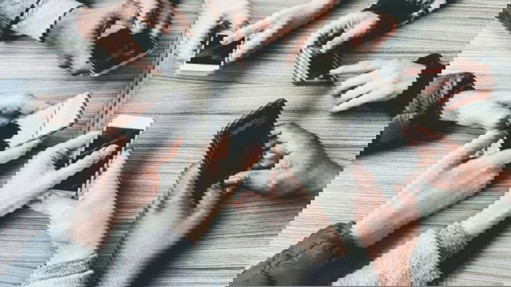 Guida completa all’acquisto dello smartphone: Vantaggi, Svantaggi, Rischi e Evoluzione del Mercato