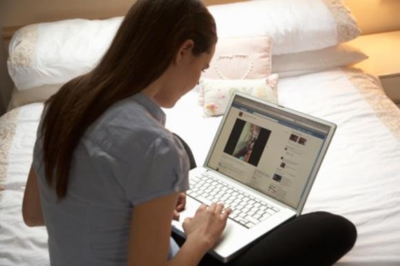 Adolescenza: qual è l’età giusta per i social network