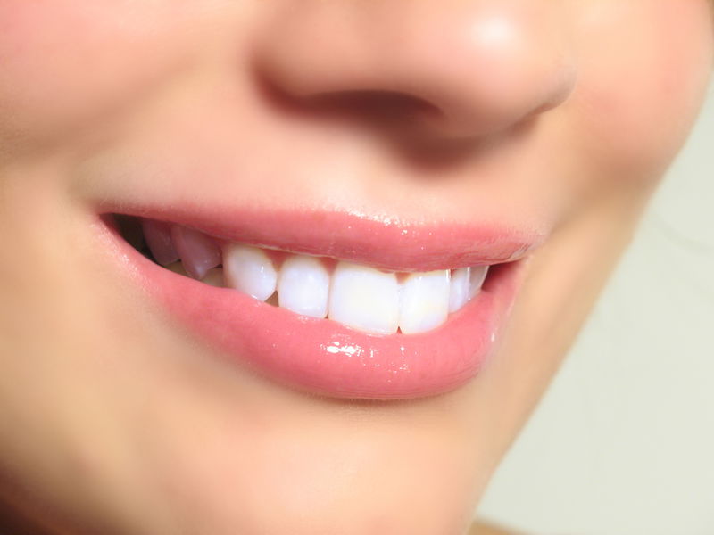 Ecco come sbiancare i tuoi denti in modo naturale
