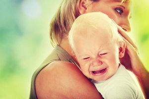 Il bambino vuole stare sempre in braccio? Ecco come comportarsi