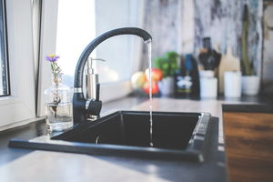 Ecco i rimedi più efficaci e naturali per eliminare i cattivi odori in cucina