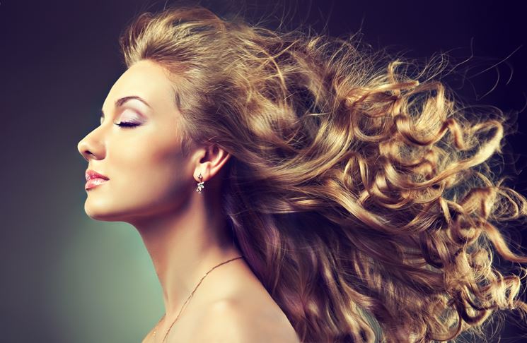 Idee per come acconciare i tuoi capelli con boccoli