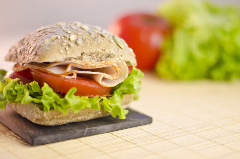 Mangiare un panino in ufficio fa male. Ecco perchè