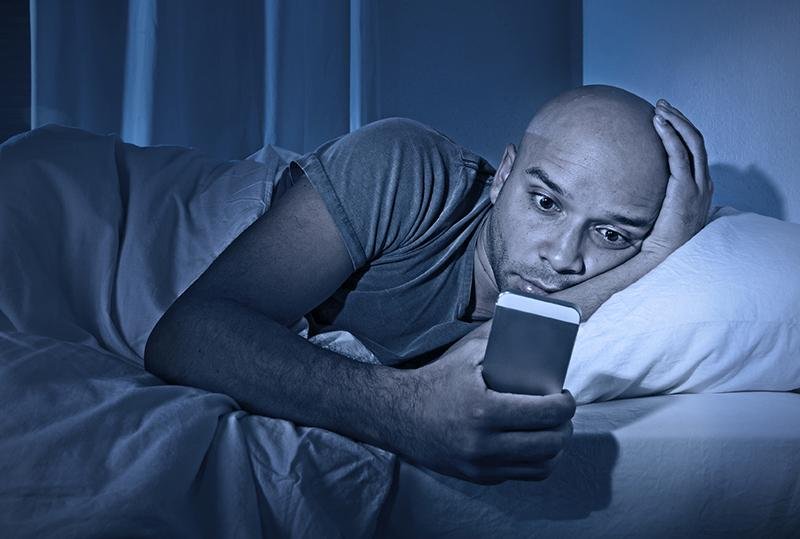 Dormire col cellulare acceso fa male al sonno. Ecco perché