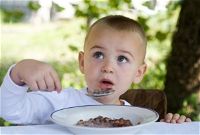 Quando e come far mangiare il bambino da solo