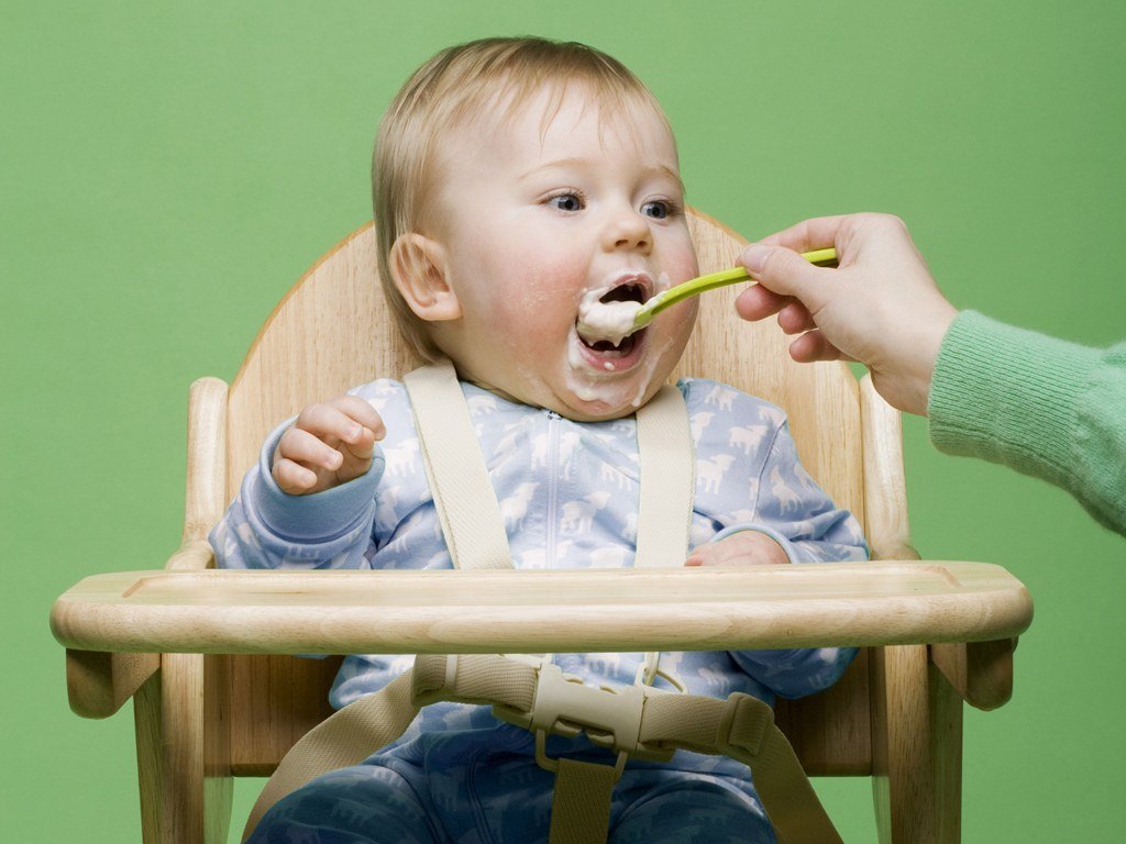 Quando e come far mangiare il bambino da solo