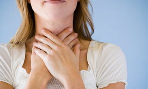 Ovviamente la pole position tra i rimedi utili per il mal di gola la detiene il miele che è un ottimo antibiotico naturale ed ha una grande efficacia lenitiva sulle mucose. Se il mal di gola si accompagna a tosse, il miele servirà anche come sedativo.