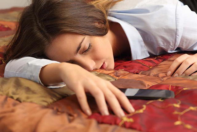 Dormire col cellulare acceso fa male al sonno. Ecco perché