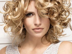 Capelli ricci corti: come acconciarli?