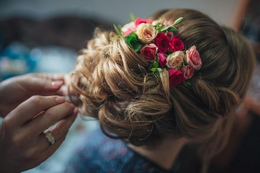 Una acconciatura da sposa con inserti floreali