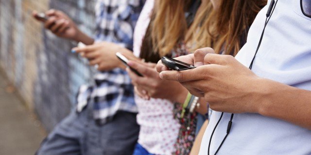 Adolescenti e social network: qual è l'età giusta per iniziare?