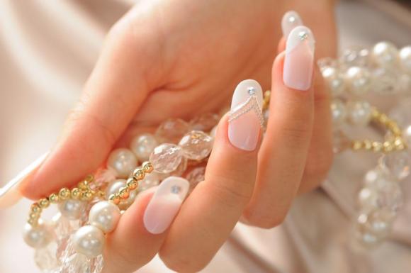 Nail art sposa: idee originali per il giorno del sì
