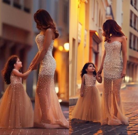 Mamme e figlie con lo stesso abito. Davvero incantevoli!