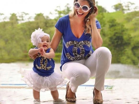 Mamme e figlie con lo stesso abito. Davvero incantevoli!