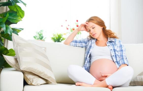 Mal di testa in gravidanza: cause e rimedi naturali