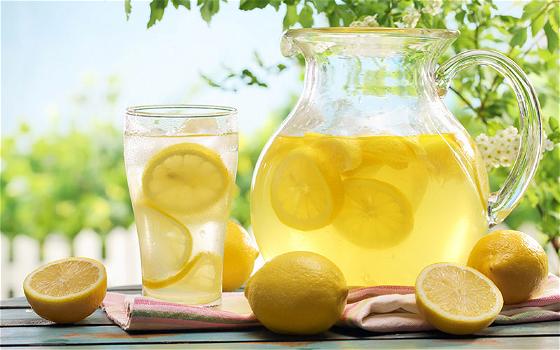 Bere acqua e limone al mattino: ecco i sorprendenti benefici