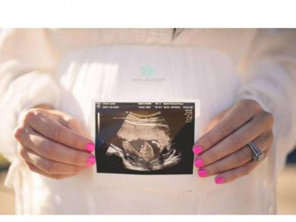 Una coppia rivela il sesso del figlio. Il modo in cui lo fa però fa discutere
